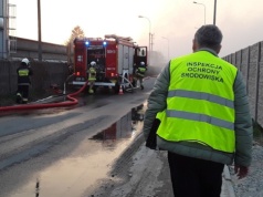 Pożar sortowni odpadów w Strzyżowie: Służby monitorują stan środowiska