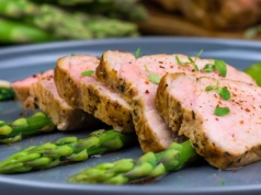 Polędwiczka w pancetcie i szparagi z piekarnika. Ten obiad robi się sam