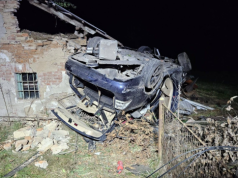 19-latek dachował BMW i uderzył w budynek