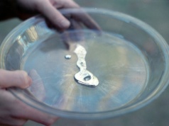 Metal, który topi się w dłoni, właśnie znowu zepsuł chemikom porządek