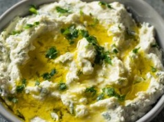 Biorę 3 składniki, a po chwili mam jedwabistą pastę. Sprawdzi się idealnie na śniadanie i na grilla