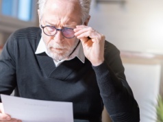 Seniorzy podpisują umowy i oddają mieszkania. Padł historyczny rekord