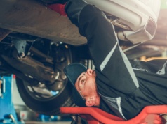 Chińskie auto zawiodło Janusza. W salonie usłyszał "może na wsi nie umiecie jeździć hybrydami"