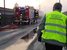 Inspektorzy ochrony środowiska na pogorzelisku w Strzyżowie. Co wykazały pomiary?