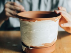 Kwietnik DIY z dwóch doniczek – trik Katarzyny Wietechy