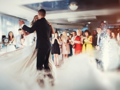 To miał być bajeczny ślub. Panna młoda obudziła się w karetce