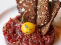 Tatar wołowy wycofany przez producenta. Skażony Salmonellą