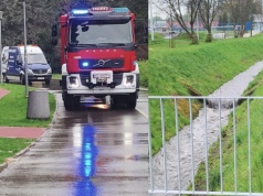 Substancja ropopochodna w cieku wodnym na Bulwarach. Interweniowały służby