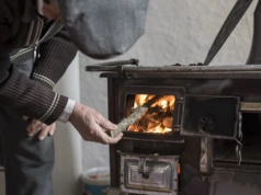 Połowa pożarów w Polsce to wina tych pieców. Rząd wciąż naprawia program