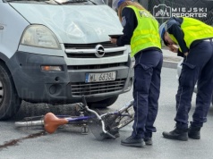 Poważne potrącenie pieszej przez busa. “Przeprowadzała rower przez przejście dla pieszych”