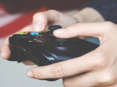 Psychologia mówi, że dorośli z roczników 80. i 90., którzy dorastali z grami wideo, a obecnie są rodzicami, mają nieoczywistą przewagę w wychowywaniu dzieci