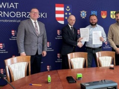 Nowe boisko wielofunkcyjne w Grębowie. Podpisano umowę na inwestycję sportową