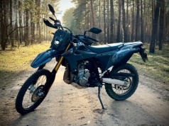 Suzuki DR-Z4S i DR-Z4SM: motocykle zerojedynkowe. W teren, na tor, do miasta