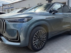 Polacy zamawiają go w ciemno, choć znają tylko orientacyjną cenę. Na żywo Jaecoo 8 jest jeszcze masywniejszy niż na zdjęciach