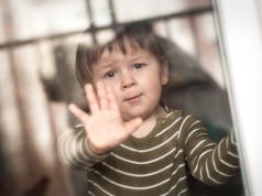 Dlaczego opieka społeczna odbiera dzieci Polakom i gdzie trafiają odebrane dzieci?