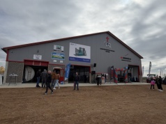 120 hektarów, 230 sztuk bydła i zero pracowników. Tak dziś produkuje się mleko