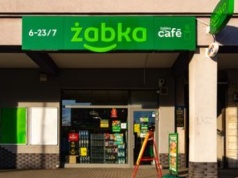 "Współczuję sąsiadom". Żabka otworzyła ogródek pod blokiem