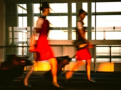 Genialny trik stewardess. Tak spakujesz się w jedną walizkę