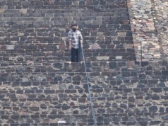 Przełom: Mężczyzna otworzył ogień do grupy turystów w Teotihuacán w Meksyku, pozostawiając dwie osoby martwe