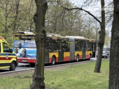 Poranny wypadek na Bródnie. Zderzenie autobusu miejskiego z osobówką