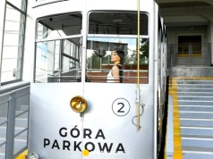 Wyjątkowa podróż w czasie! Odwiedź Górę Parkową i poczuj magię Szalonych lat 30. – nowa atrakcja dostępna już od weekendu majowego!