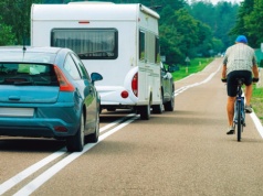 Wyprzedzanie rowerzysty na podwójnej ciągłej. Ten szczegół decyduje