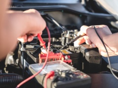 Auto nie odpala nawet na kable? Wielu kierowców wtedy panikuje niepotrzebnie