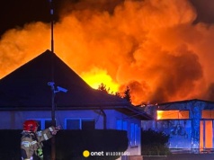 Potężny pożar hal pod Warszawą. Na miejscu kilkadziesiąt zastępów strażaków