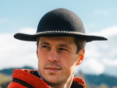 Przystojniak na tle „naszych” gór przyciąga uwagę. Model z USA promuje Zakopane