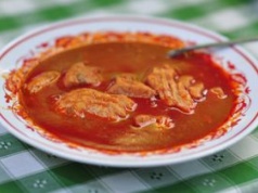 Węgrzy jedzą od dawna, ale Polakom też smakuje. Przepis na tę zupę ma już 150 lat