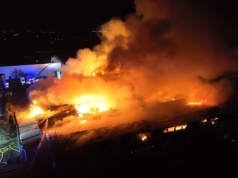 Wielki pożar pod Warszawą. Płonie zakład przetwórstwa warzywnego. Ranny strażak podczas akcji