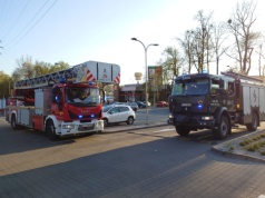 Skrzyżowanie z kamerami. Co zrobić, gdy nadjeżdża pojazd uprzywilejowany?