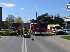 Groźny wypadek z udziałem samochodu osobowego i motocyklisty w Zawierciu
