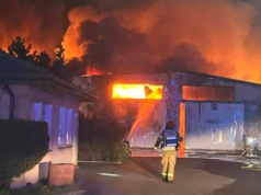 Płoną hale magazynowe na Mazowszu. Jeden ze strażaków ranny