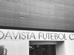 Upadek słynnego klubu. Stadion na Euro wystawiony na sprzedaż