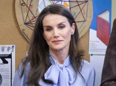 Królowa Letizia udowadnia, że koszula z kokardą to must-have 2026