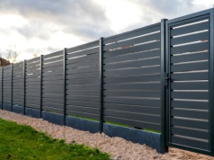 W 2026 r. wchodzi zakaz. Koniec takich płotów na posesji