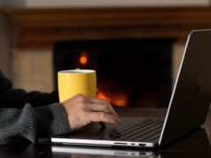 Praca zdalna wraca do łask. Politycy chcą oszczędzać na surowcach