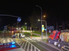 Groźny wypadek pod Radomiem. Strażacy wycinali zakleszczonego mężczyznę. Jedna osoba trafiła do szpitala