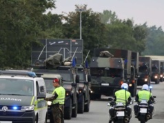 Długie kolumny pojazdów wojskowych ciągną przez Niemcy. Wydano pilne komunikaty