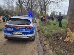 Subaru roztrzaskane o drzewo podczas rajdu w warmińsko-mazurskim. Kibice ruszyli na ratunek