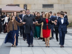 Maturzyści zatańczyli poloneza w centrum Bielska-Białej. Wspólny taniec z prezydentem miasta