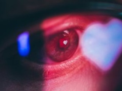 Walka z botami. Tinder i Zoom wprowadzają skan tęczówki