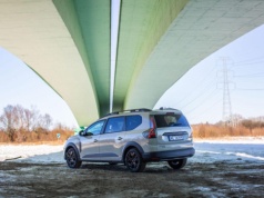 Sezonowy boom na 7-miejscowe samochody w Polsce. Dacia Jogger i Peugeot 5008 w Top 10