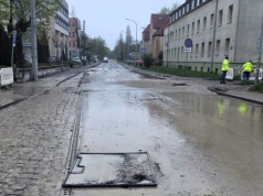 Poważna awaria przy Urzędzie Skarbowym w Opolu. Droga zamknięta, są objazdy MZK