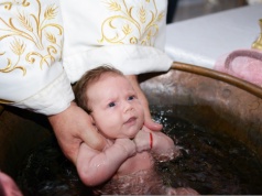 Ile dać księdzu za chrzst? "U nas 'chrzczone dzieci dla parafii' nie płacą"