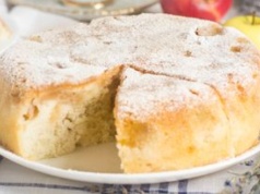 Przepis na ciasto budyniowe z jabłkami. Wychodzi wilgotne i mięciutkie jak gąbeczka