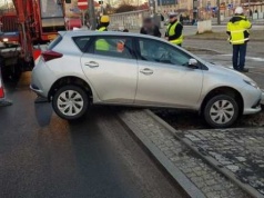 Olsztyn. 48-latek zawisł na krawężniku. Kierowca miał prawie 4 promile