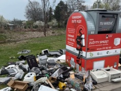 Miało być łatwiej, jest… brudniej. Śmietniska przy pojemnikach na elektroodpady