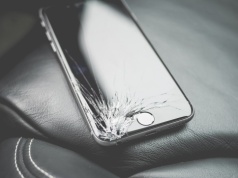 Zbiłeś szybkę w telefonie? Sprawdź, czy gwarancja obejmie darmową naprawę